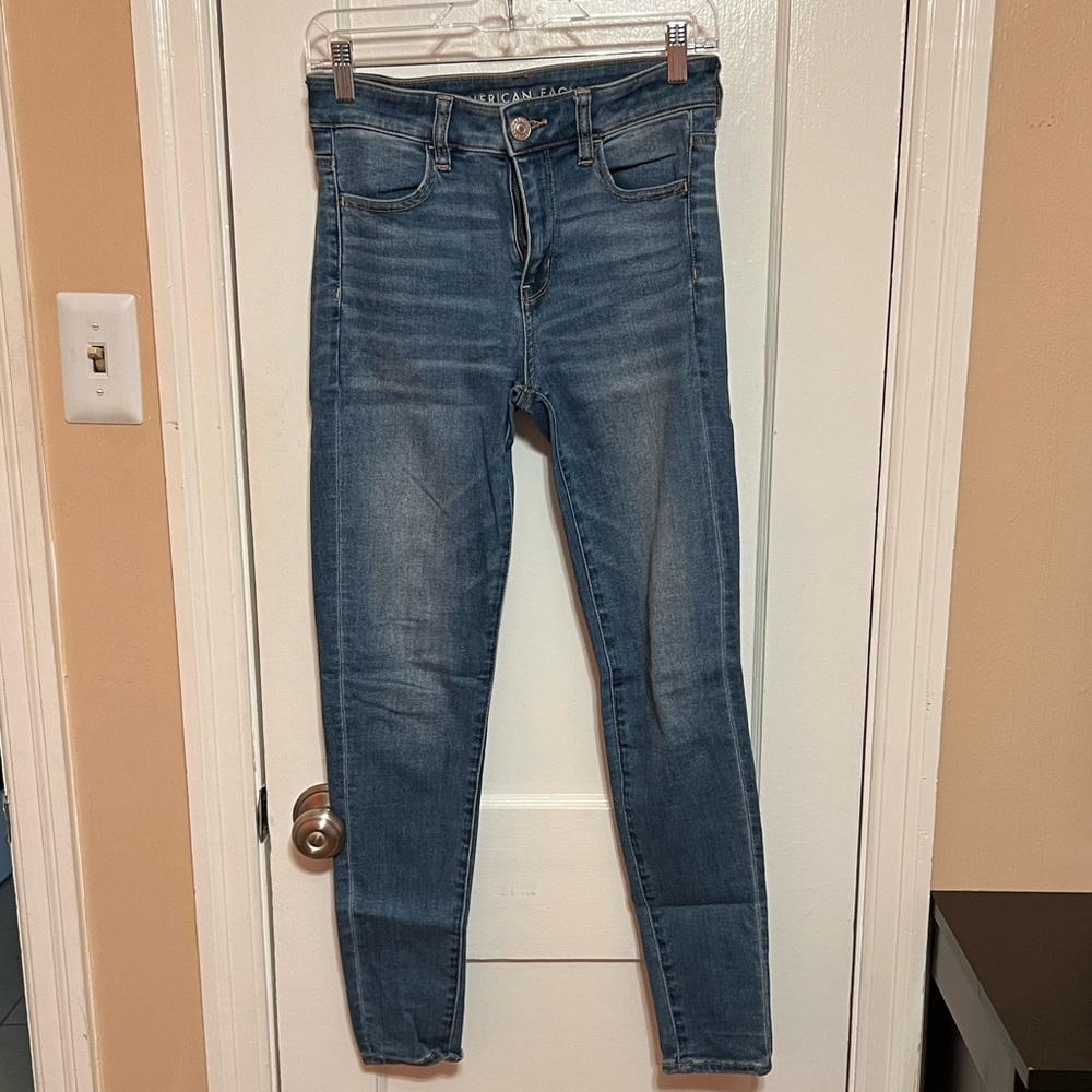 Ae Hi-Rise Jeggings. Size 4. Medium wash.